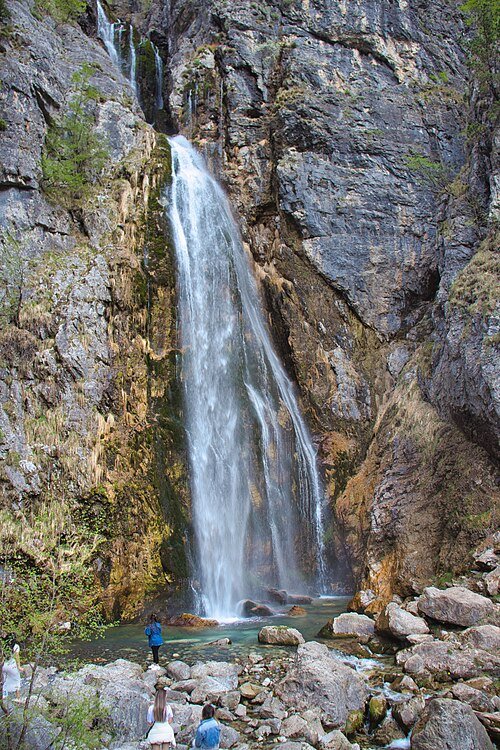 File:Grunas Waterfall Theth.jpg